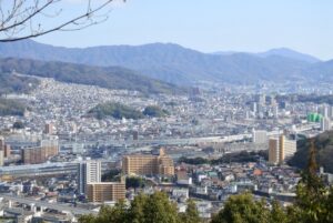 広島市東区より府中町を臨む